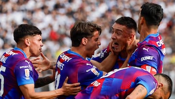 Futbol, Colo Colo vs Universidad Catolica.
Fecha 20, Liga de primera 2025.
El jugador de Universidad Catolica Tomas Asta-Buruaga, derecha, celebra con sus companeros tras marcar un gol contra Colo Colo durante un partido de la liga de primera disputado en el estadio Monumental de Santiago, Chile.
16/08/2025
Andres Pina/Photosport
Football, Colo Colo vs Universidad Catolica.
20th turn, 2025 First division league.
Universidad Catolica player Tomas Asta-Buruaga, right, celebrates with teammates after scoring against Colo Colo during a first division league match at the Monumental stadium in Santiago, Chile.
16/08/2025
Andres Pina/Photosport