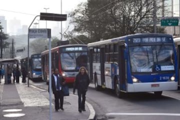 Una huelga de los empleados del sistema de metro de Sao Paulo agravó este jueves el caos de tránsito. El Movimiento de Trabajadores Sin Casa marchó hacia el estadio de la inauguración.