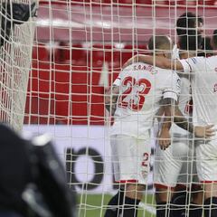 Caparrós se regala en el Pizjuán una victoria de despedida