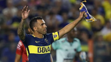 Boca Juniors&#039; Carlos Tevez (R) holds up the team standard after their Argentina First Division Superliga football match against Colon at La Bombonera stadium, in Buenos Aires, on September 27, 2018.
 Carlos Tevez returned to Boca Juniors after cutting short a spell with Chinese Super League side Shanghai Shenhua. / AFP PHOTO / ALEJANDRO PAGNI