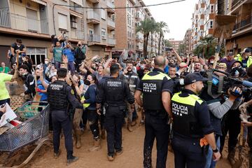 Vecinos indignados gritan insultos durante la visita de la comitiva de los reyes a Paiporta este domingo.