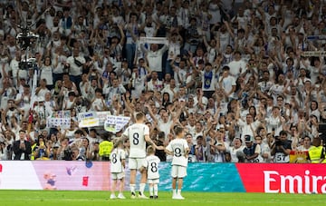 Tras finalizar el partido, Toni Kroos salta al terreno de juego con sus tres hijos para dar una merecida vuelta de honor al estadio Santiago Bernabéu.