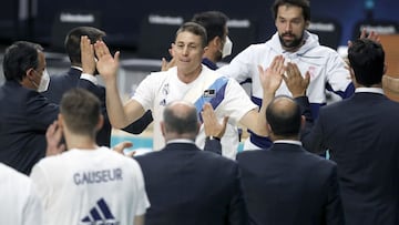 Jaycee Carroll saluda a sus compa&ntilde;eros antes del partido ante el Retabet Bilbao Basket de la Liga Endesa.