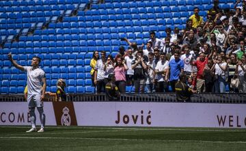 El jugador Serbio Jovic durante su presentación. 