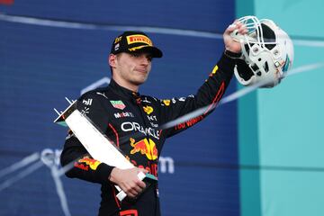 Max Verstappen celebrando su victoria en el podio del GP de Miami