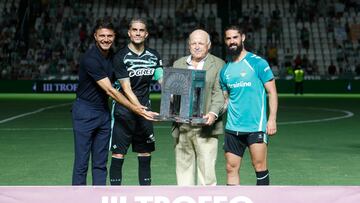 Isco, a la derecha, recibe el trofeo Puertas de Córdoba.