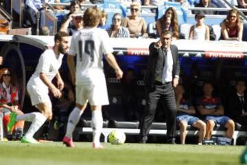 Sandoval da órdenes a sus jugadores.