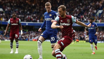 Chelsea's English midfielder #20 Cole Palmer (C) vies with West Ham United's Czech midfielder #28 Tomas Soucek during the English Premier League football match between Chelsea and West Ham United at Stamford Bridge in London on May 5, 2024. (Photo by HENRY NICHOLLS / AFP) / RESTRICTED TO EDITORIAL USE. No use with unauthorized audio, video, data, fixture lists, club/league logos or 'live' services. Online in-match use limited to 120 images. An additional 40 images may be used in extra time. No video emulation. Social media in-match use limited to 120 images. An additional 40 images may be used in extra time. No use in betting publications, games or single club/league/player publications. /