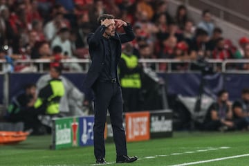 Lisboa (Portugal), 02/10/2024.- Atletico Madrid head coach Diego Simeone gestures during the UEFA Champions League soccer match between SL Benfica and Atletico Madrid, in Lisbon, Portugal, 02 October 2024. (Liga de Campeones, Lisboa) EFE/EPA/MIGUEL A. LOPES
