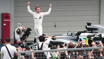 Rosberg subido encima de su Mercedes para celebrar la victoria en Japón.