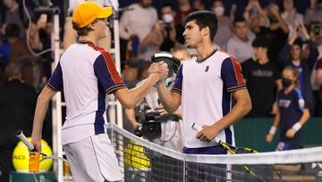 El italiano Jannik Sinner y el espa&ntilde;ol Carlos Alcaraz se saludan tras su partido en el Rolex Par&iacute;s Masters, el Masters 1.000 de Par&iacute;s.