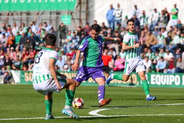 Dani Lorenzo, entre Carbonell y Martín, proeba el disparo.