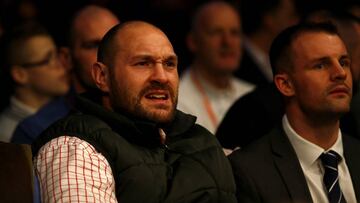 Tyson Fury observa un combate desde el ringsite.