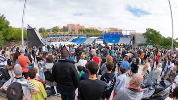 P&uacute;blico en el Central Park de Madrid R&iacute;o - Matadero. 