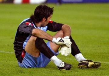 9 de abril de 2003. Partido de ida de los cuartos de final de la Champions League entre la Juventus y el Barcelona, empataron a uno. Gianluigi Buffon tras encjar el gol de Saviola.