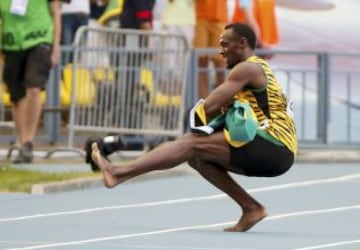 Usain Bolt celebra su última medalla bailando el típico kazachok.