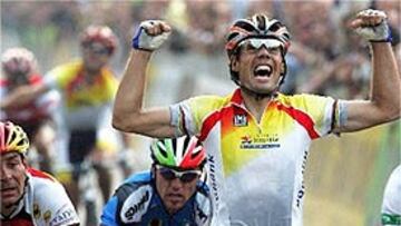 <b>VERONA 2004. </b>Óscar Freire levanta los brazos al cruzar la línea de meta y proclamarse campeón del mundo.