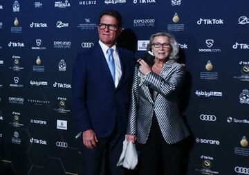 Fabio Capello posa con su esposa a su llegada a los Globe Soccer Awards 