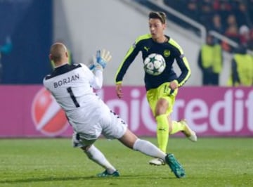 Ozil gave Arsenal victory with this wonder goal against Ludogorets in the Champions League