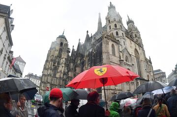 Miles personas se han acercado a la Catedral de San Esteban de Viena, lugar donde se ha instalado la capilla ardiente de Niki Lauda para darle el último adiós.