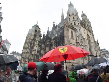 Miles personas se han acercado a la Catedral de San Esteban de Viena, lugar donde se ha instalado la capilla ardiente de Niki Lauda para darle el último adiós.