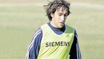 <b>TRABAJO EXTRA. </b>Raúl se entrenó ayer en Valdebebas. Está listo para reaparecer.