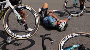 Imagen de la caída de Cavendish en la octava etapa de ayer que le supuso la retirado del Tour de Francia 2023.