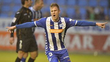 Raúl García celebra un gol con el Alavés.