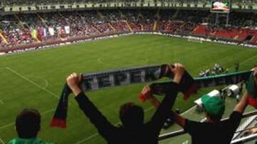 <b>UN NUEVO ESTADIO PERO LOS MISMOS AFICIONADOS. </b>El Terek juega desde el año pasado en un espectacular y nuevo recinto, el Akhmad Arena. Sin embargo, los aficionados son los mismos, incluidos ancianos que llevan toda la vida acudiendo o jóvenes más ruidosos.