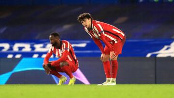 Dembel&eacute; y Jo&atilde;o F&eacute;lix, en Stamford Bridge.