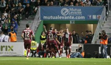 El centrocampista del Córdoba Fidel Chaves (2d) celebra con sus compañeros el gol marcado al Elche, durante el partido de la duodécima jornada de liga de Primera División disputado esta tarde en el estadio Martínez Valero.