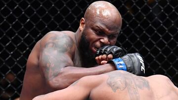 Derrick Lewis golpea a Curtis Blaydes en el UFC Las Vegas 19.