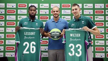 Carlos Jim&eacute;nez, en el centro, durante la presentaci&oacute;n de Lessort y Wiltjer.