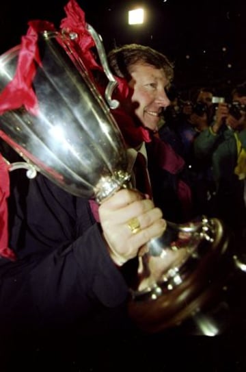 15 de mayo 1991: Alex Ferguson, con el trofeo de la Recopa de Europa. Final de la Copa disputada ante el Barcelona en el Estadio Feyenoord de Rotterdam, Holanda. Manchester United ganó el partido 2-1.