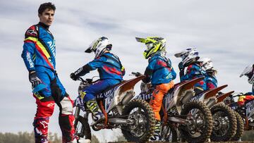 Marc Márquez junto a los niños de su campamento en Rufea.
