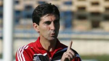 <b>A POR LA PRIMERA. </b>Gay, gesticulando en la sesión de ayer, prepara al equipo para la primera victoria.