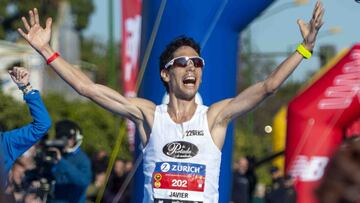 El atleta espa&ntilde;ol Javi Guerra celebra su victoria en el Z&uacute;rich Marat&oacute;n de Sevilla.