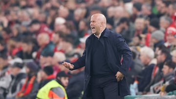 El director técnico neerlandés tiene pleno de victorias con el Liverpool en la renovada Copa de Europa y este martes goleó a Xabi Alonso.