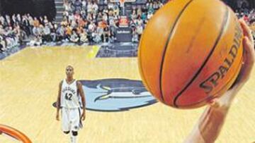 <b>PENÚLTIMO ESFUERZO. </b>En los días de perros de la NBA, ningún esfuerzo sobra: ahí va el vuelo de Pau.