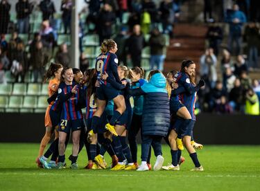 Las futbolistas del conjunto blaugrana celebran el pase a la final de la Supercopa de España.