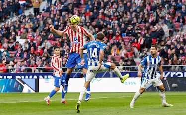 Sorloth marca de cabeza el 1-0 al Alavés. 