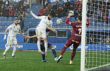 Alavés 1-2 Real Madrid | Centro desde la banda derecha que remató Isco a puerta. Pacheco la salvó pero no pudo reaccionar al remate de Carvajal a su rechace. El lateral del Real Madrid marcó el 1-2. 