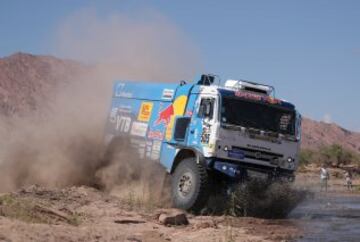 La décima etapa del Rally Dakar entre Chilecito y San Juan (Argentina). El ruso Eduard Nikolaev compite en su Kamaz.