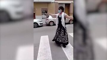 En España buscan a este travesti que saltó la cuarentena para celebrar feria popular