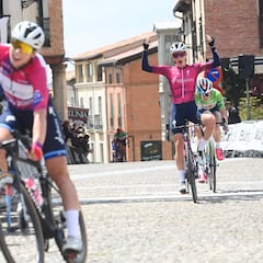 Vollering gana tras la descalificación de Wiebes