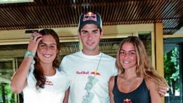 <b>PRIMER TEST. </b>Alguersuari posó junto a dos azafatas, algo que será muy habitual a partir de ahora.