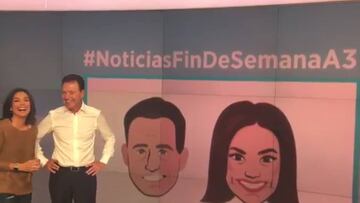 Matías Prats y Mónica Carrillo comentando su emoji de Twitter