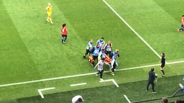 La centrodelantera chilena no pudo seguir tras un problema físico luego de una disputa aérea. La atacante protagonizó el hecho más triste del debut.