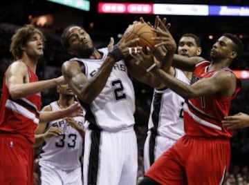 Lucha por el balón entre Kawhi Leonard (2) y Dorell Wright (1).