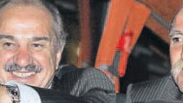 <b>FELIZ. </b>Mané, acompañado de Angel Garitano, muestra su alegría en el autobús del equipo.